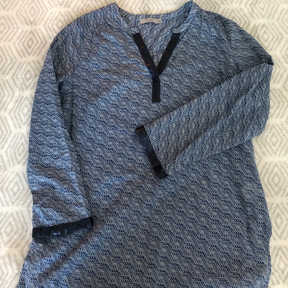 Casual blue pattern blouse with sequin trim and v neck